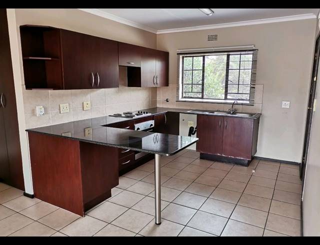 3 BEDROOM TOWNHOUSE FOR SALE IN SONNEVELD